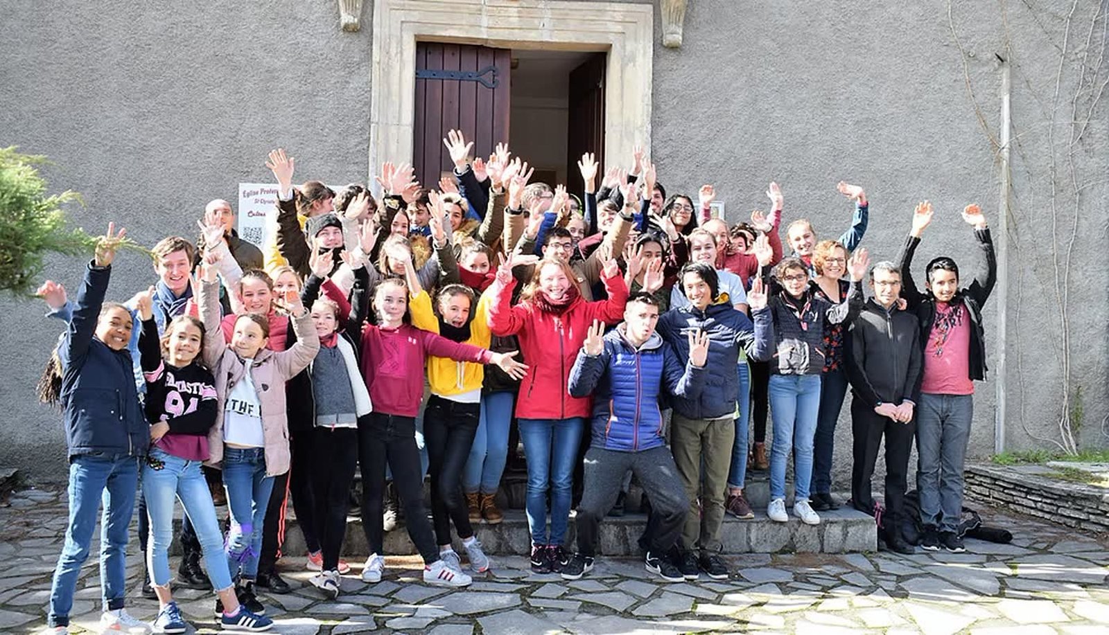 Jeunes de l’église réunis dehors