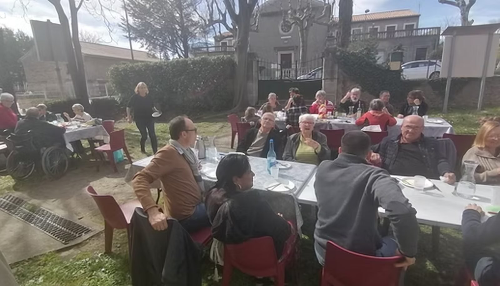 Repas fraternel en plein air